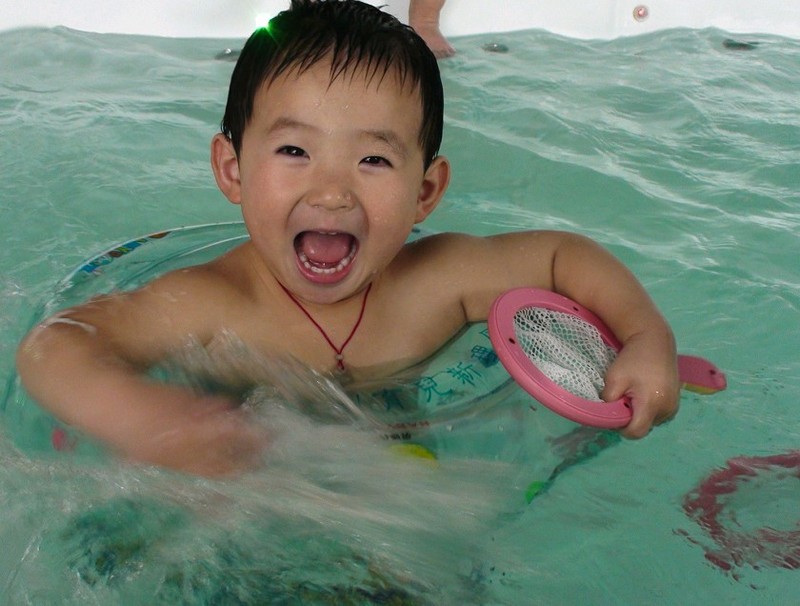现在是夏天游泳无疑成了儿子尽情玩水的好机会.